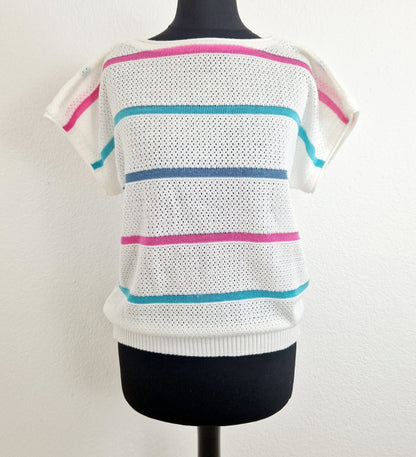 Einzigartiges und nachhaltiges Vintage T-Shirt in weiss mit Streifen. Unique and sustainable Vintage T-Shirt in white with stripes. Front.