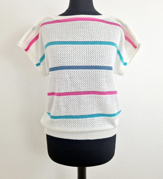 Einzigartiges und nachhaltiges Vintage T-Shirt in weiss mit Streifen. Unique and sustainable Vintage T-Shirt in white with stripes. Front.