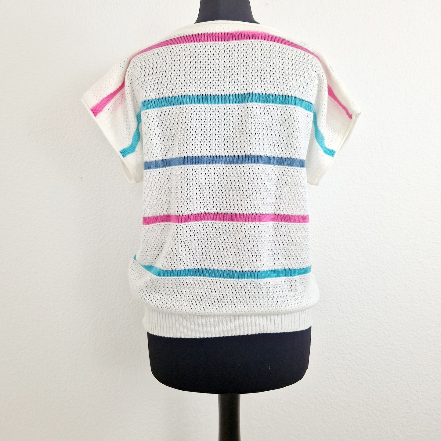 Einzigartiges und nachhaltiges Vintage T-Shirt in weiss mit Streifen. Unique and sustainable Vintage T-Shirt in white with stripes. Back.
