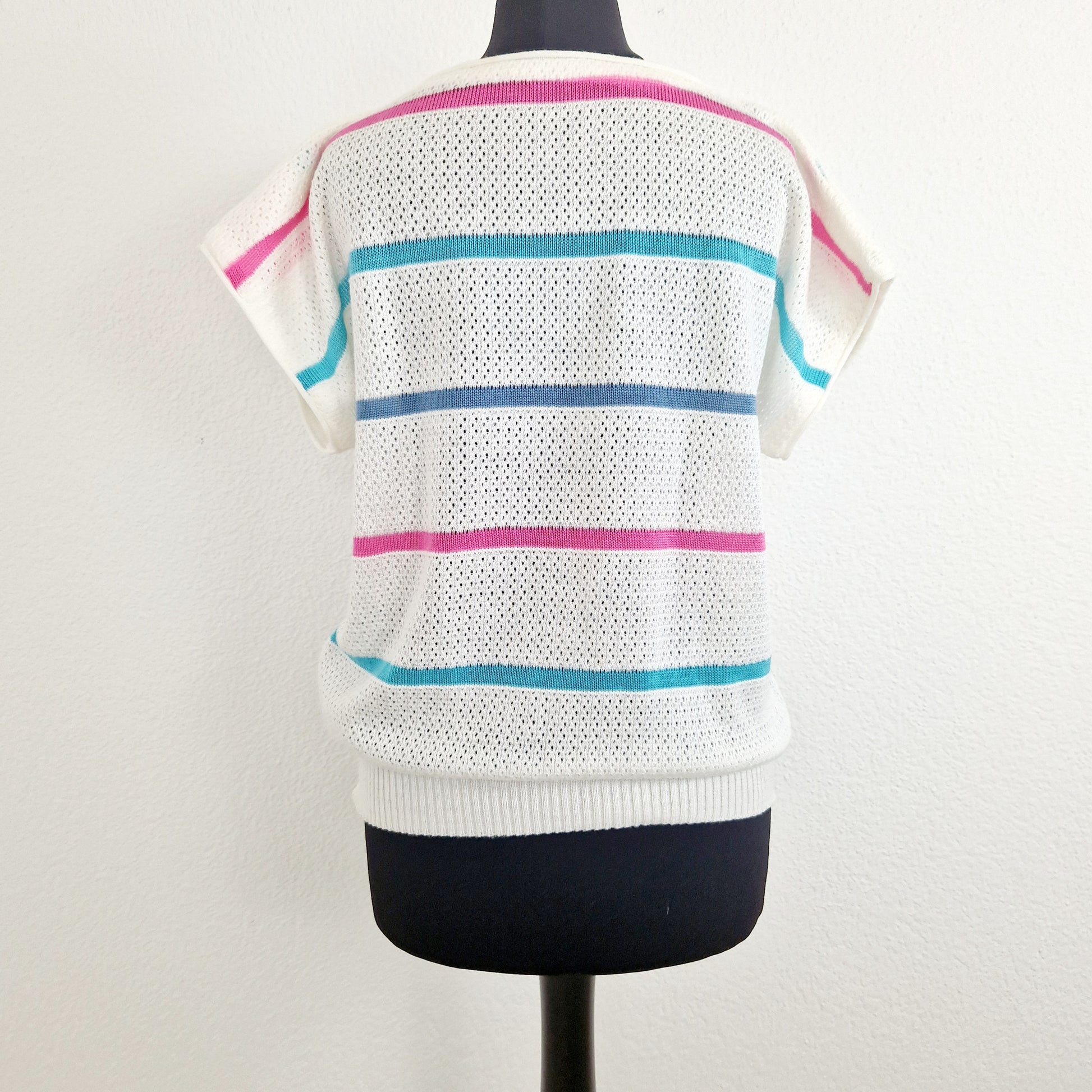 Einzigartiges und nachhaltiges Vintage T-Shirt in weiss mit Streifen. Unique and sustainable Vintage T-Shirt in white with stripes. Back.