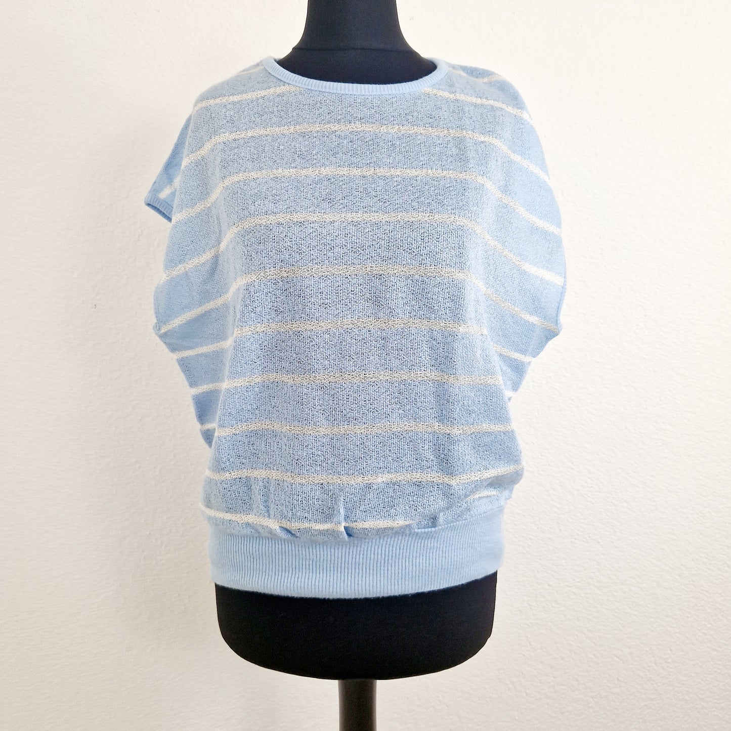 Einzigartiges und nachhaltiges Vintage T-Shirt in hellblau mit Streifen. Unique and sustainable vintage t-shirt in light blue with stripes. Front.