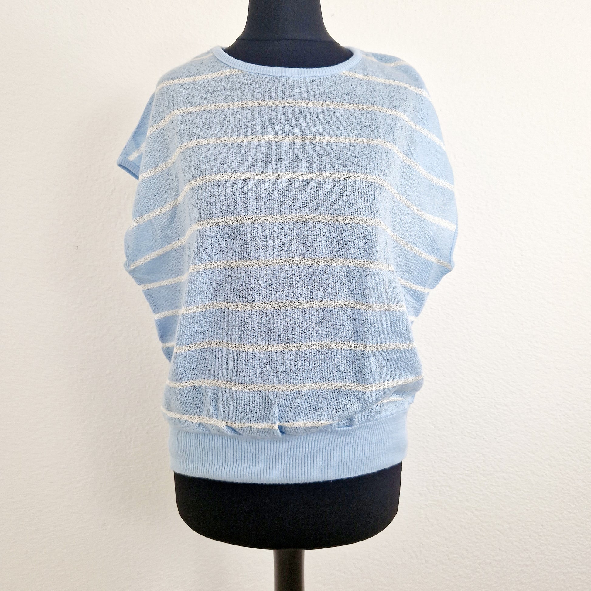 Einzigartiges und nachhaltiges Vintage T-Shirt in hellblau mit Streifen. Unique and sustainable vintage t-shirt in light blue with stripes. Front.