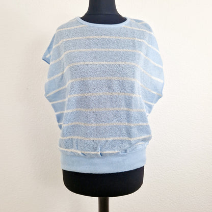 Einzigartiges und nachhaltiges Vintage T-Shirt in hellblau mit Streifen. Unique and sustainable vintage t-shirt in light blue with stripes. Front.