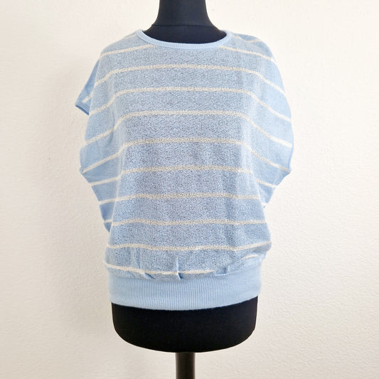 Einzigartiges und nachhaltiges Vintage T-Shirt in hellblau mit Streifen. Unique and sustainable vintage t-shirt in light blue with stripes. Front.