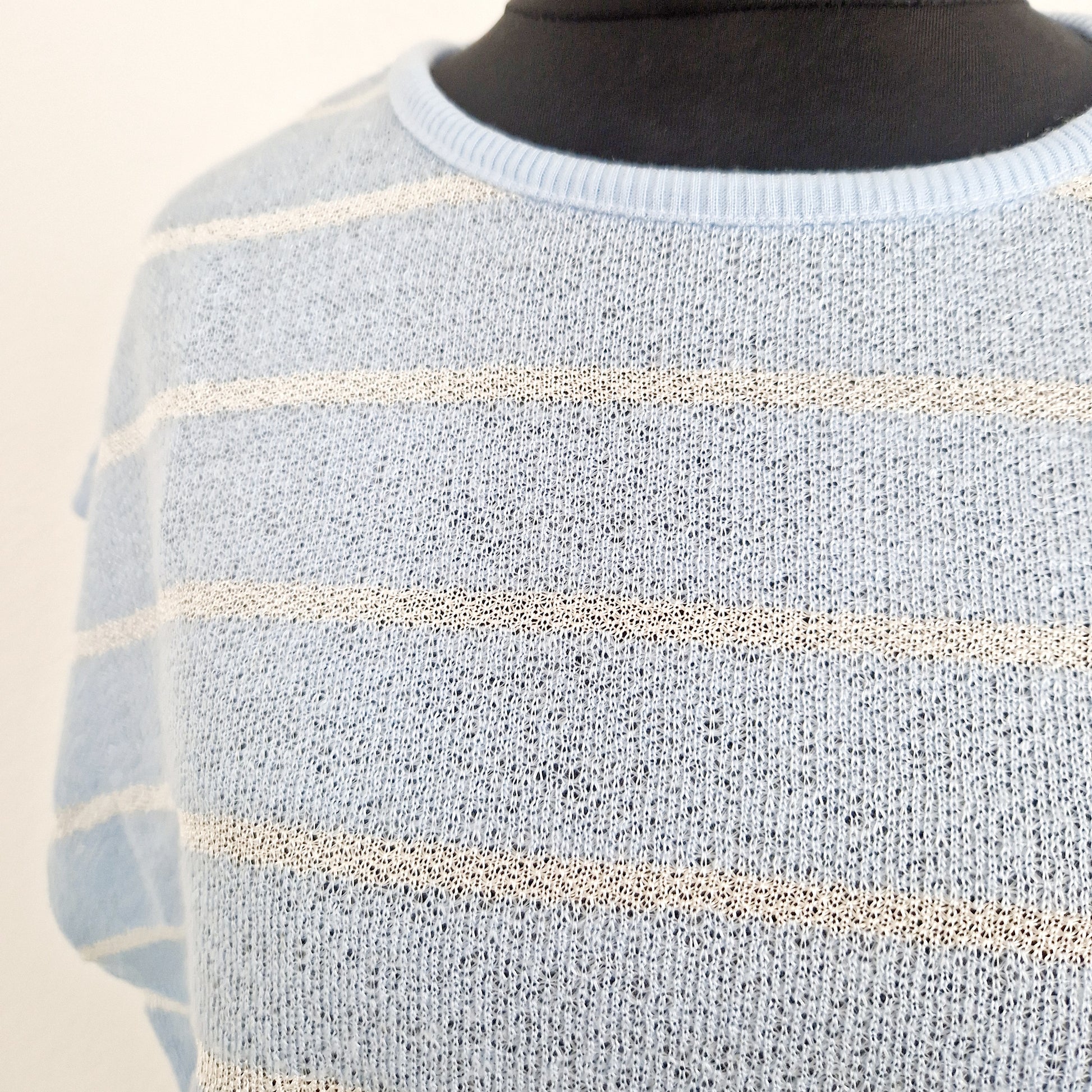 Einzigartiges und nachhaltiges Vintage T-Shirt in hellblau mit Streifen. Unique and sustainable vintage t-shirt in light blue with stripes. Close-up.