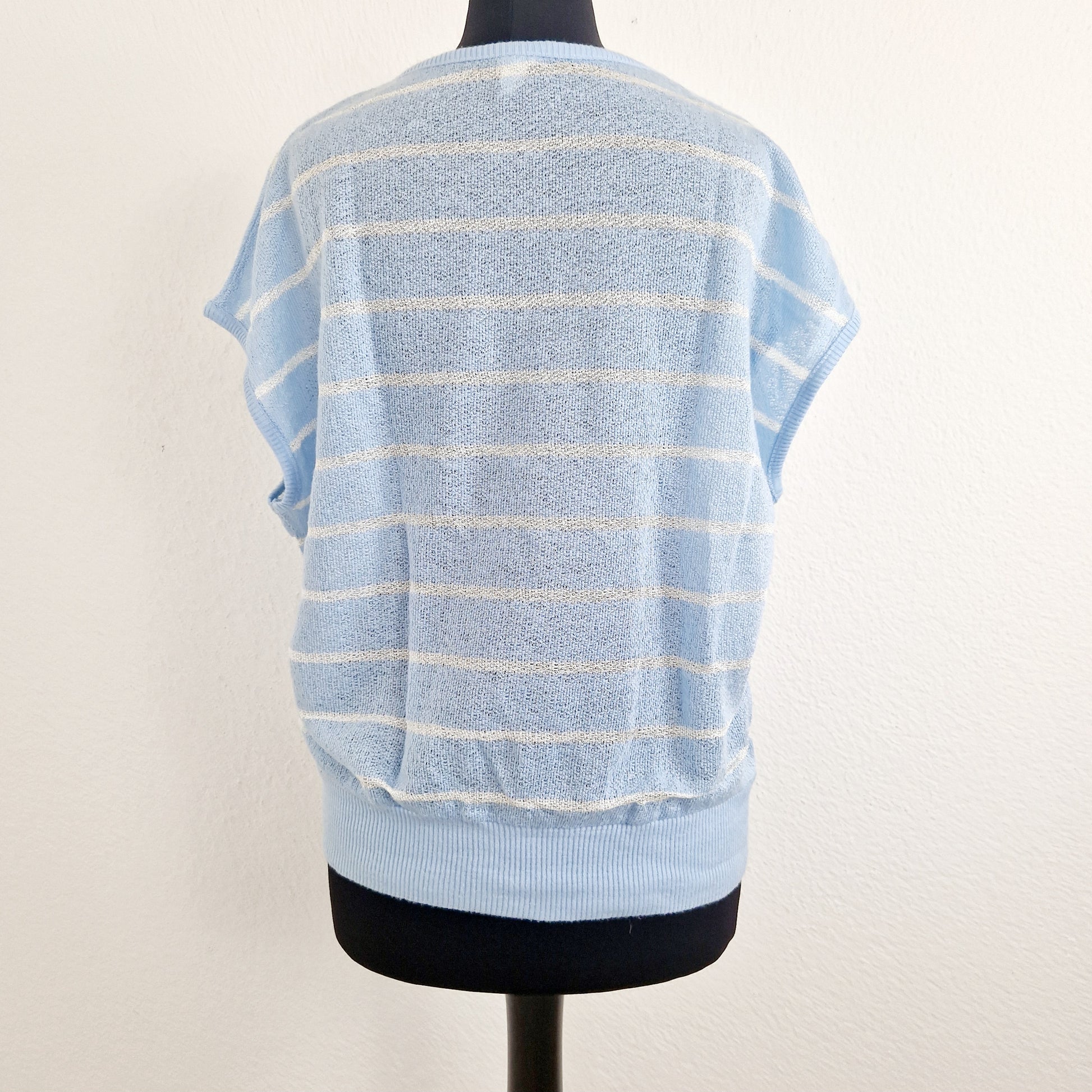 Einzigartiges und nachhaltiges Vintage T-Shirt in hellblau mit Streifen. Unique and sustainable vintage t-shirt in light blue with stripes. Back.