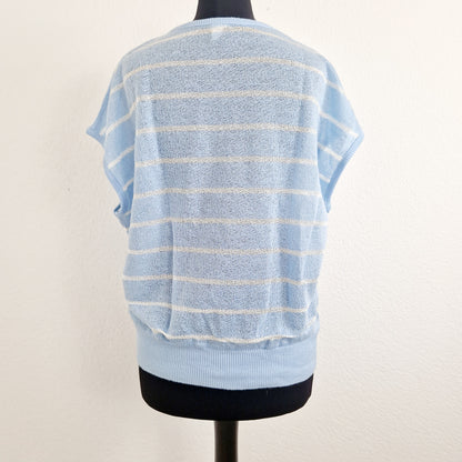 Einzigartiges und nachhaltiges Vintage T-Shirt in hellblau mit Streifen. Unique and sustainable vintage t-shirt in light blue with stripes. Back.