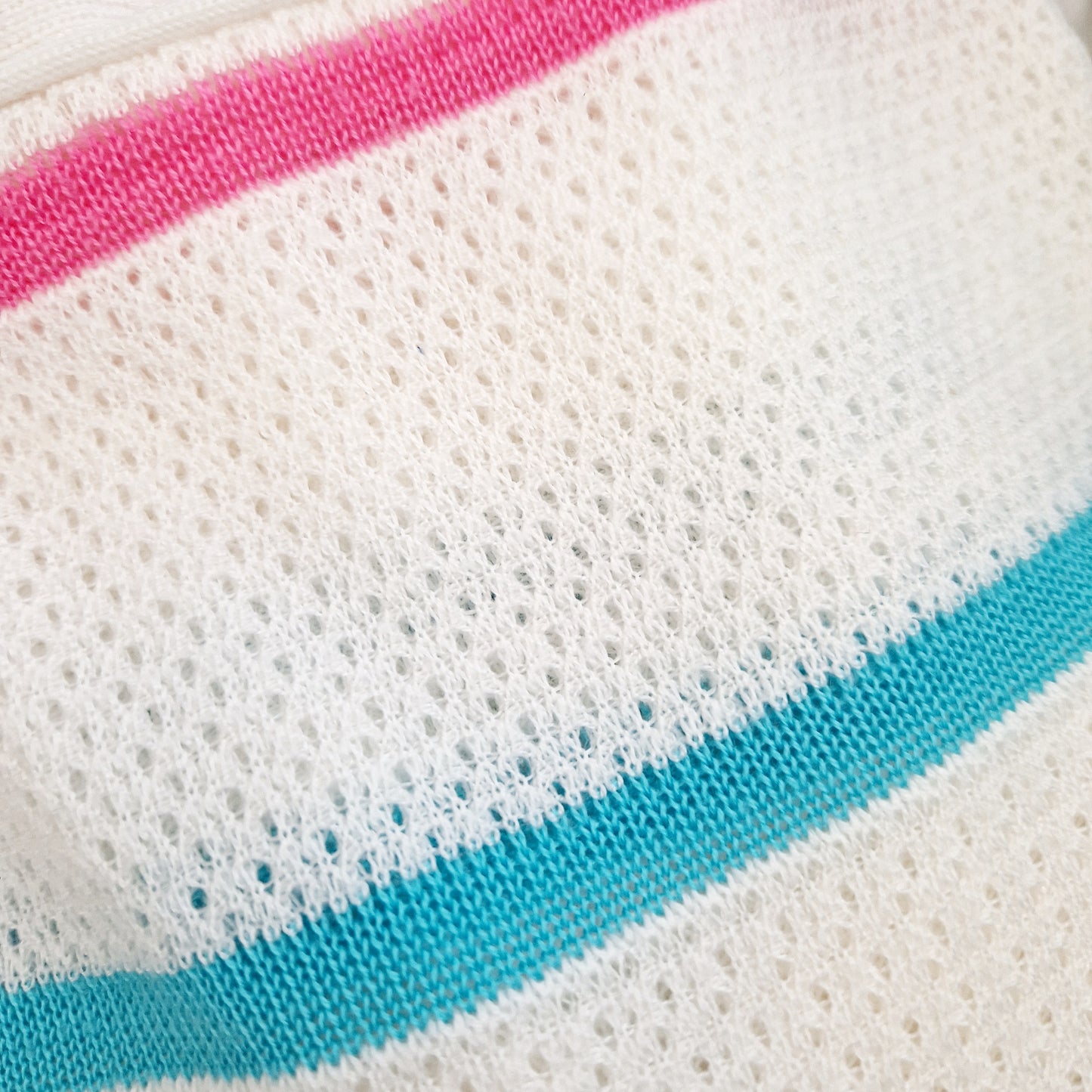 Einzigartiges und nachhaltiges Vintage T-Shirt in weiss mit Streifen. Unique and sustainable Vintage T-Shirt in white with stripes. Close-up.