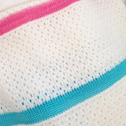 Einzigartiges und nachhaltiges Vintage T-Shirt in weiss mit Streifen. Unique and sustainable Vintage T-Shirt in white with stripes. Close-up.