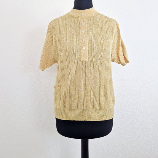 Einzigartiges und nachhaltiges Vintage T-Shirt in gelb. Unique and sustainable vintage t-shirt in yellow. Front.