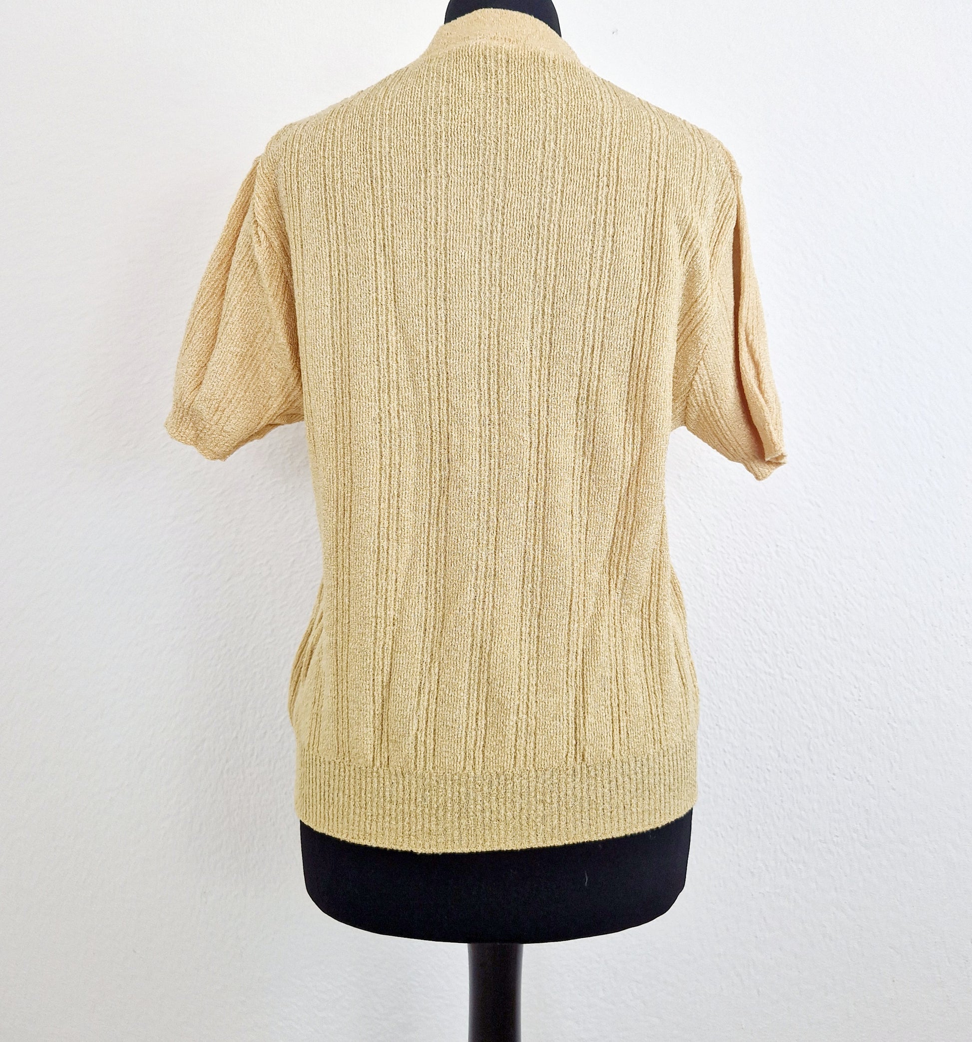 Einzigartiges und nachhaltiges Vintage T-Shirt in gelb. Unique and sustainable vintage t-shirt in yellow. Back.