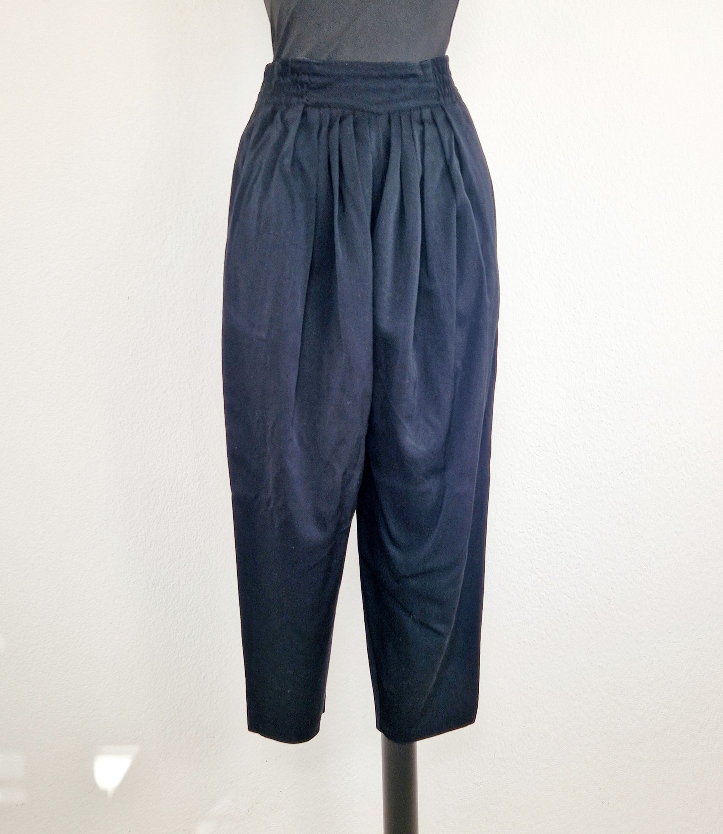 Einzigartige und nachhaltige Vintage Hose in schwarz. Unique and sustainable vintage pants in black. Front.
