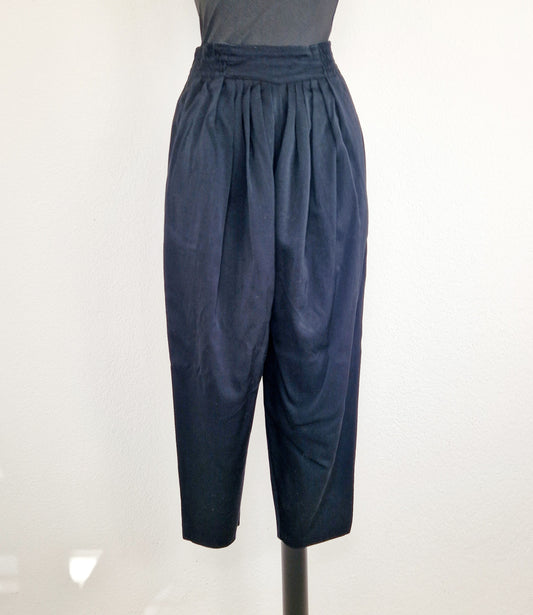 Einzigartige und nachhaltige Vintage Hose in schwarz. Unique and sustainable vintage pants in black. Front.
