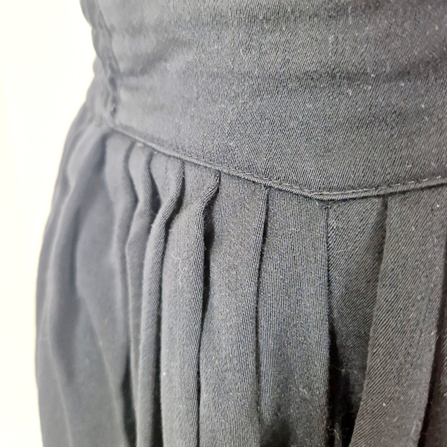 Einzigartige und nachhaltige Vintage Hose in schwarz. Unique and sustainable vintage pants in black. Close-up.