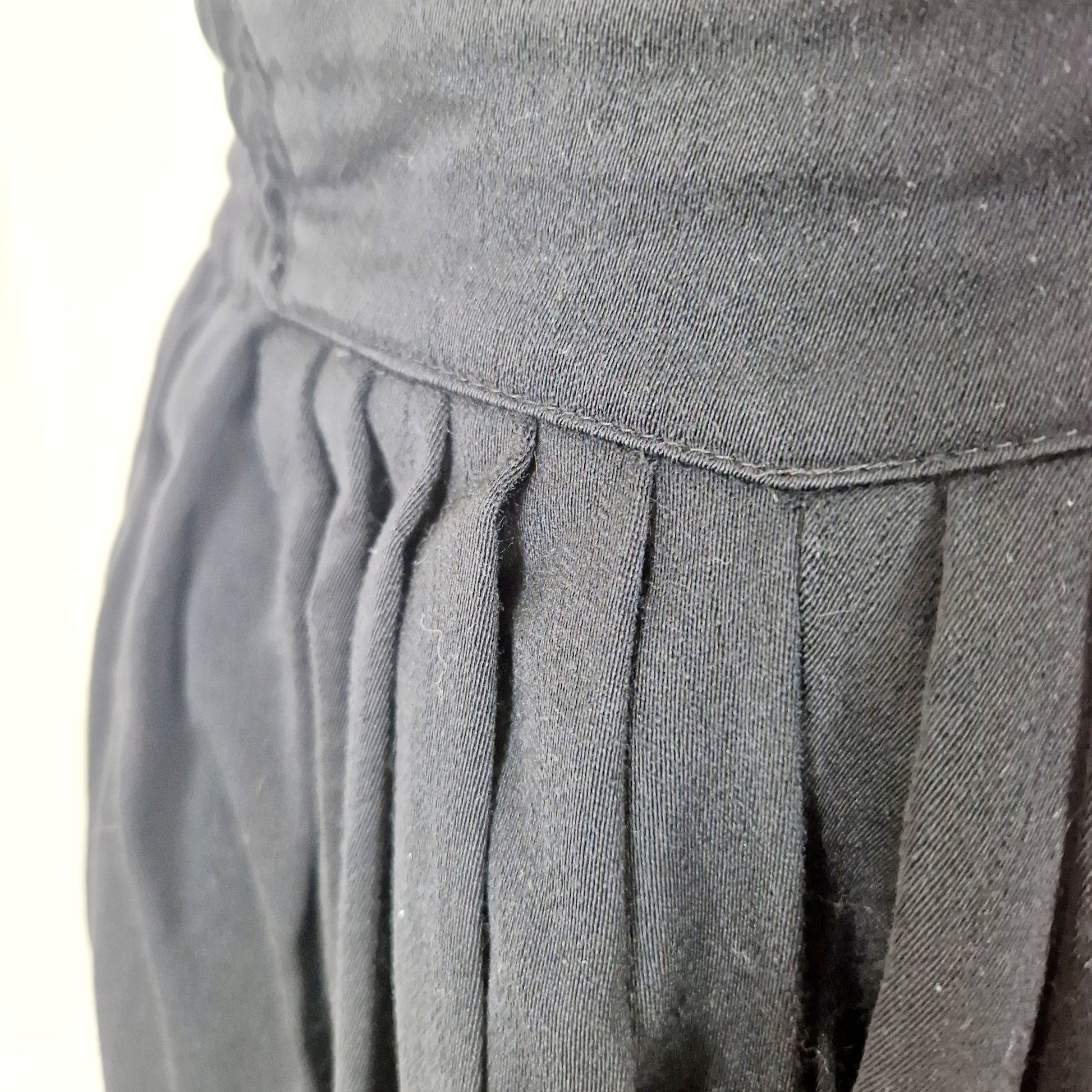 Einzigartige und nachhaltige Vintage Hose in schwarz. Unique and sustainable vintage pants in black. Close-up.