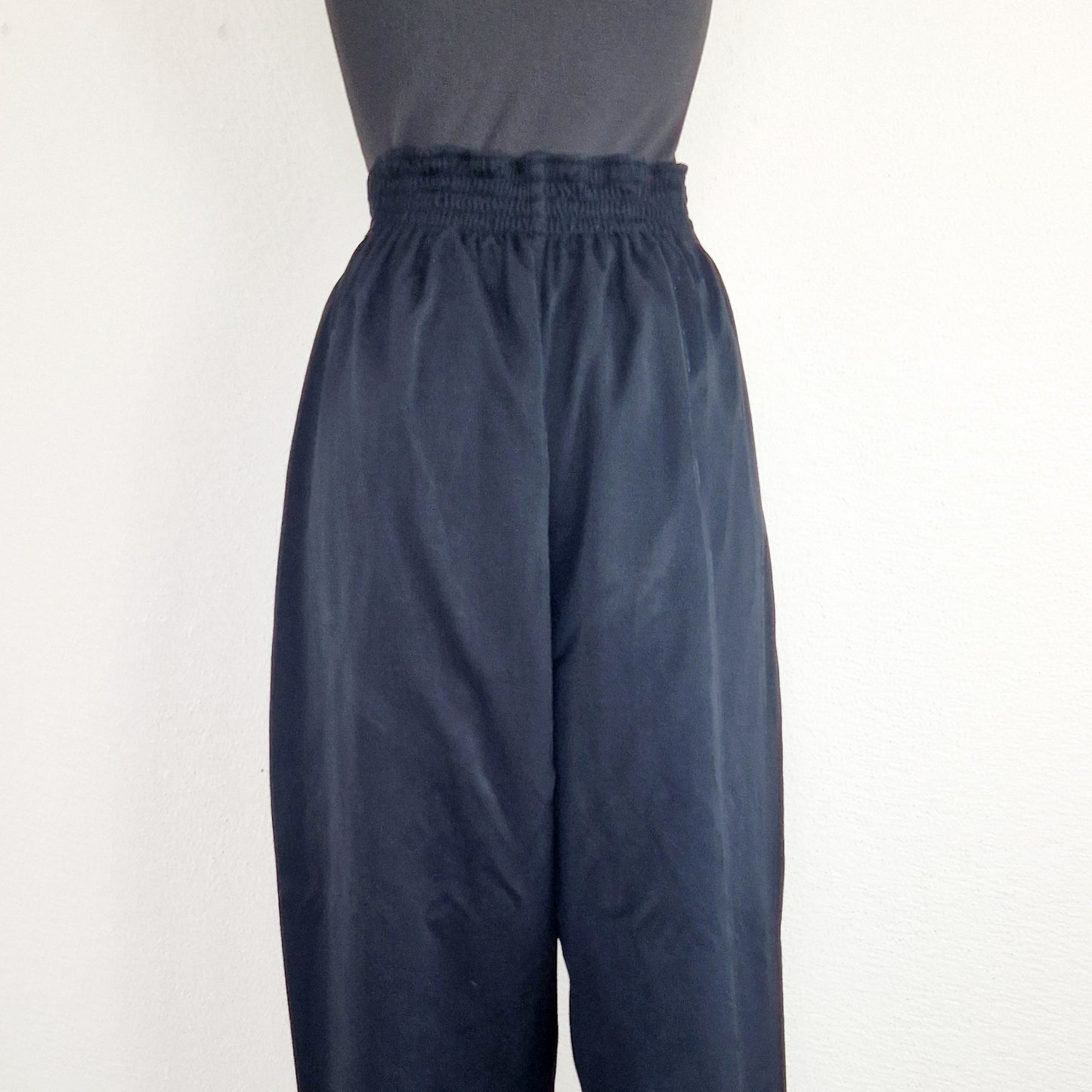 Einzigartige und nachhaltige Vintage Hose in schwarz. Unique and sustainable vintage pants in black. Back.