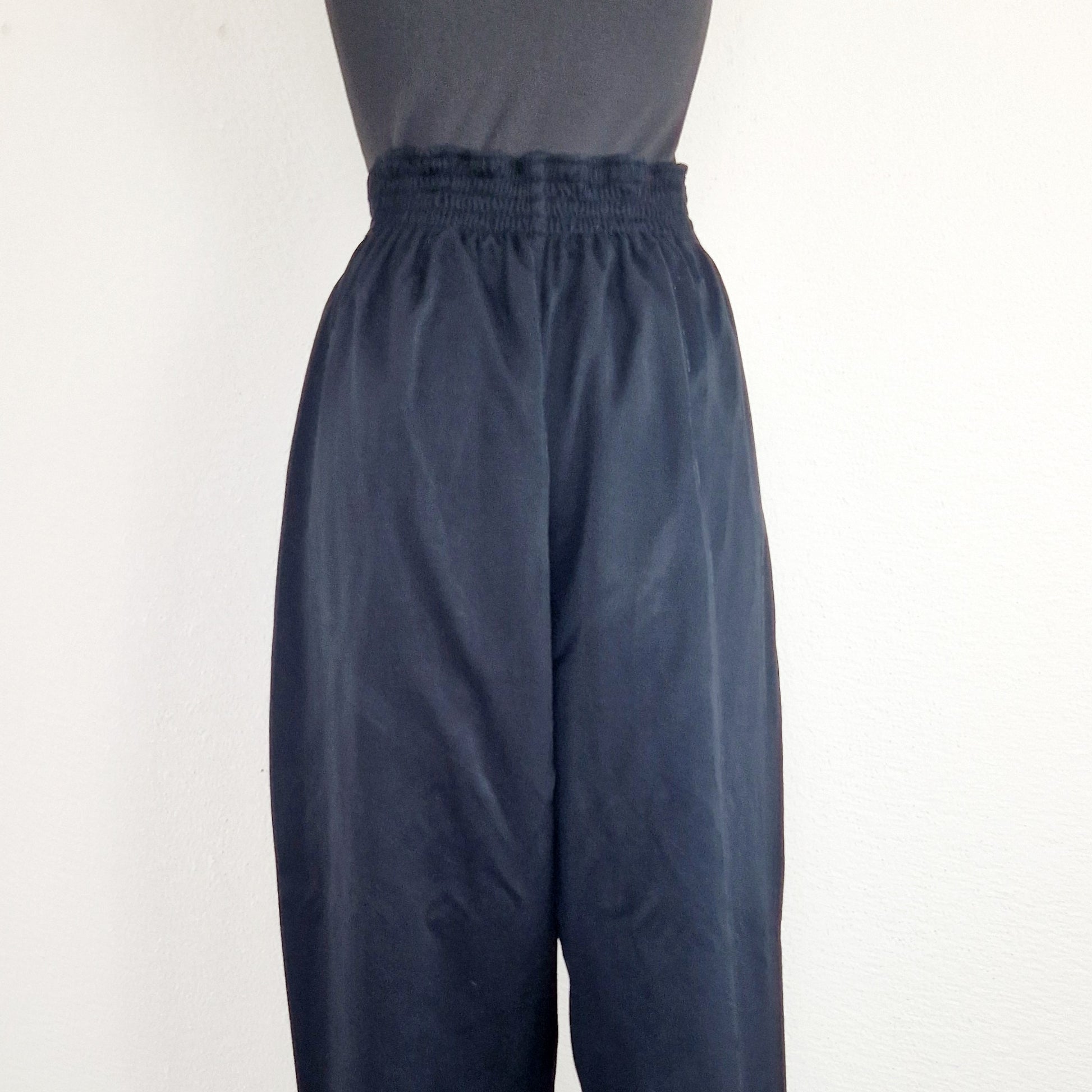 Einzigartige und nachhaltige Vintage Hose in schwarz. Unique and sustainable vintage pants in black. Back.