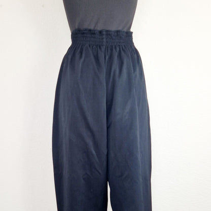 Einzigartige und nachhaltige Vintage Hose in schwarz. Unique and sustainable vintage pants in black. Back.