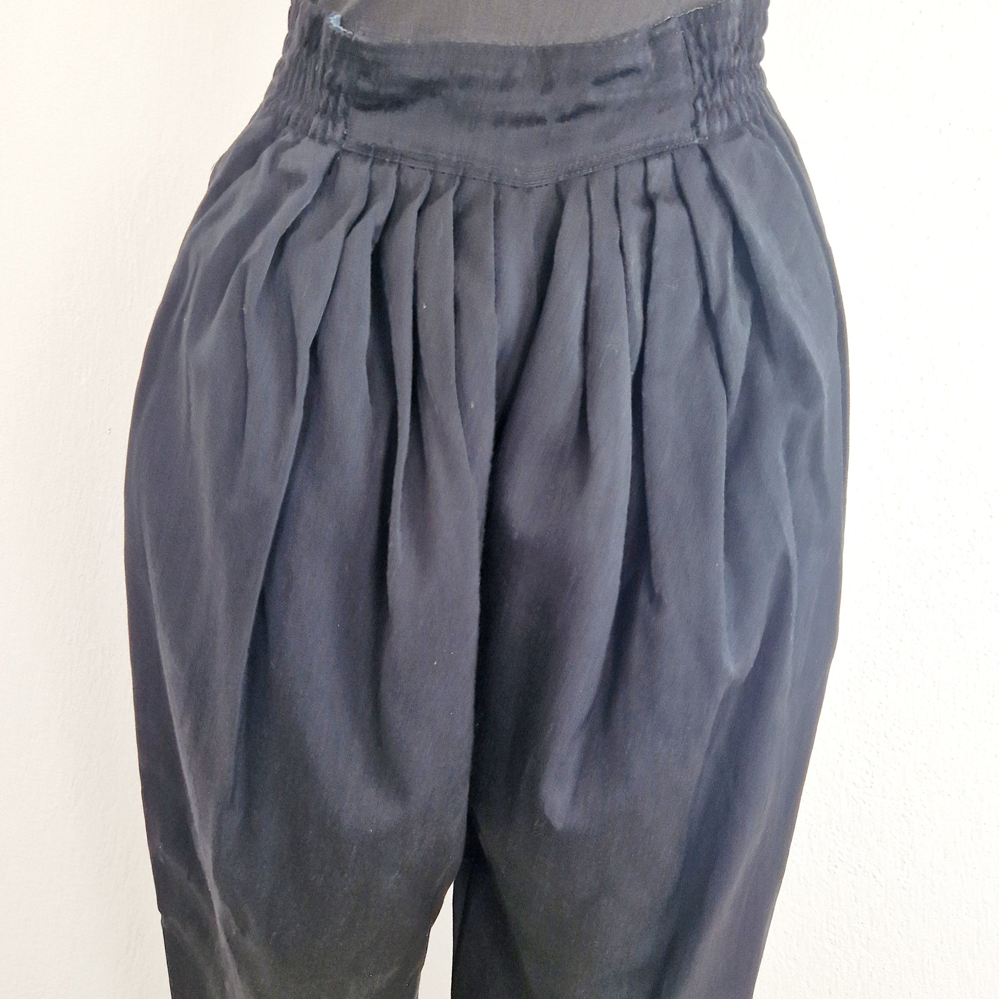 Einzigartige und nachhaltige Vintage Hose in schwarz. Unique and sustainable vintage pants in black. Close-up 2.