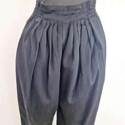 Einzigartige und nachhaltige Vintage Hose in schwarz. Unique and sustainable vintage pants in black. Close-up 2.
