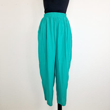 Einzigartige und nachhaltige Vintage Hose in grün. Unique and sustainable vintage pants in green. Front.