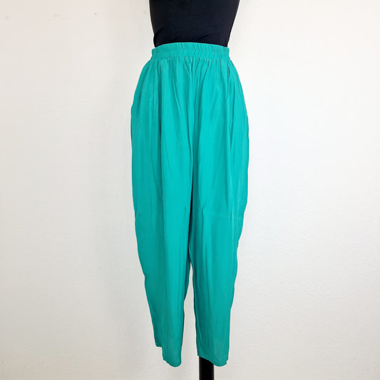 Einzigartige und nachhaltige Vintage Hose in grün. Unique and sustainable vintage pants in green. Front.
