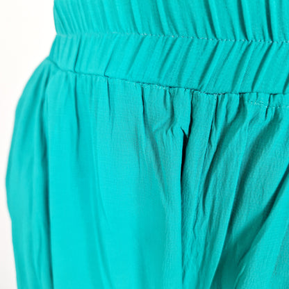 Einzigartige und nachhaltige Vintage Hose in grün. Unique and sustainable vintage pants in green. Close-up.
