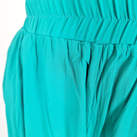 Einzigartige und nachhaltige Vintage Hose in grün. Unique and sustainable vintage pants in green. Close-up.