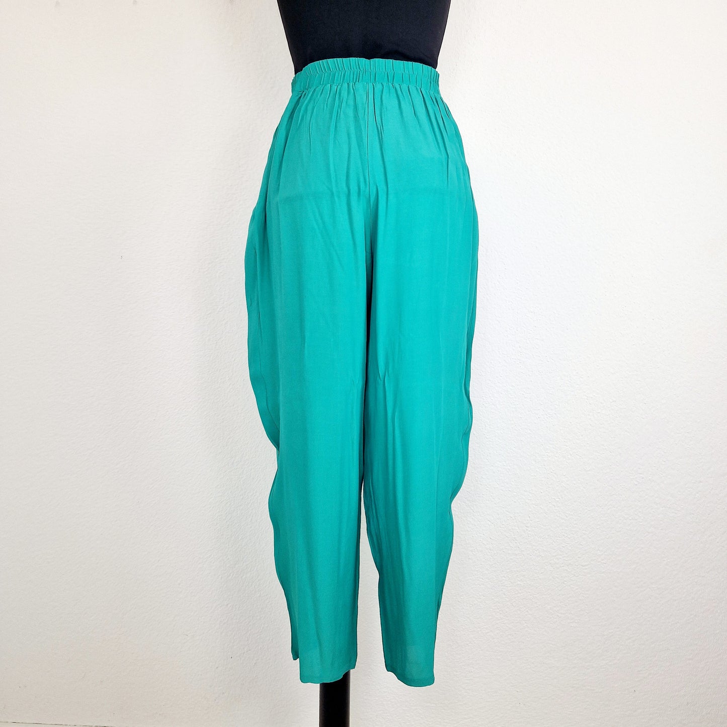 Einzigartige und nachhaltige Vintage Hose in grün. Unique and sustainable vintage pants in green. Back.