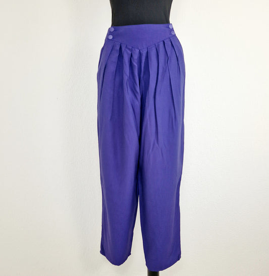 Einzigartige und nachhaltige Vintage Hose in violett. Unique and sustainable vintage pants in purple. Front.