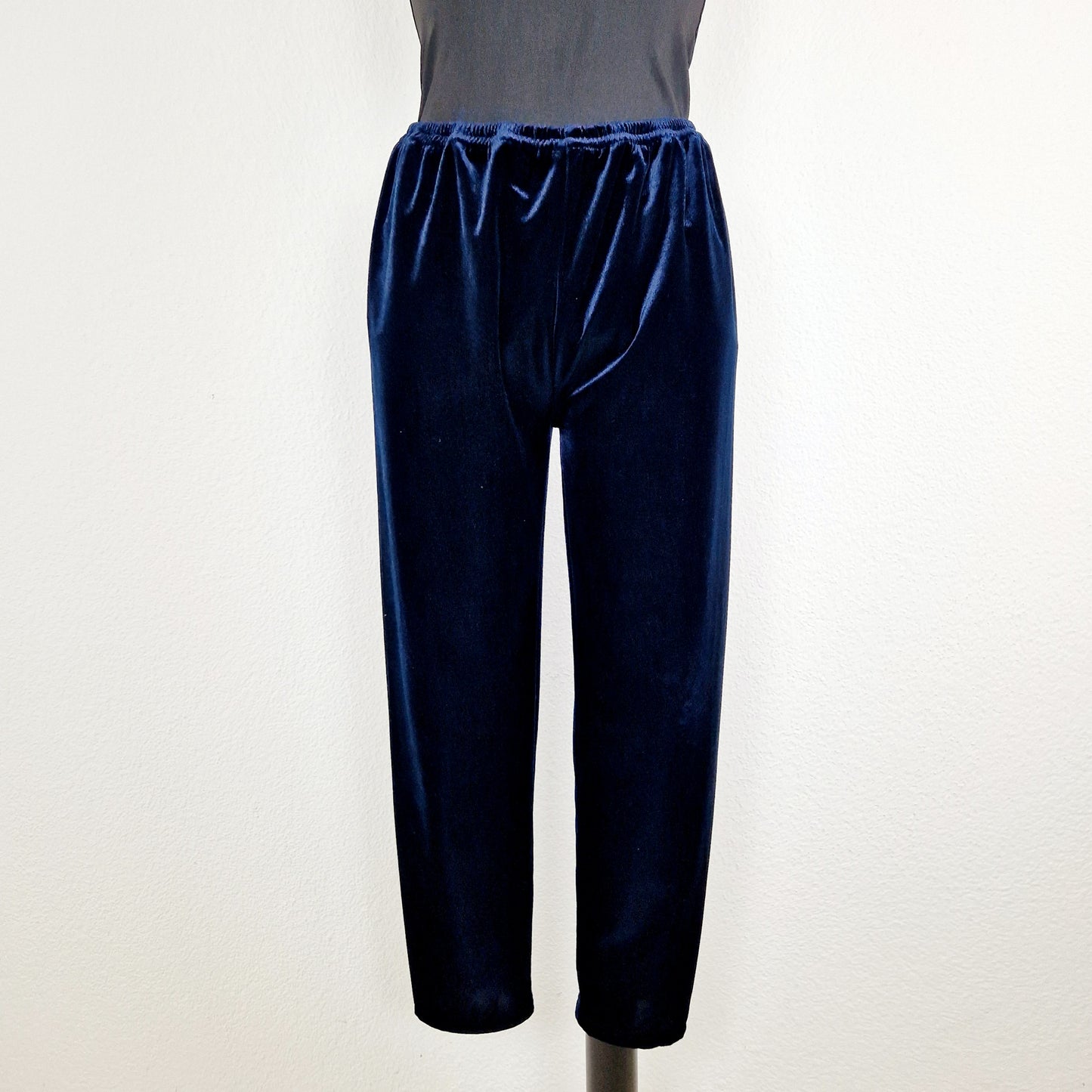 Einzigartige und nachhaltige VIntage Hose in blau und Samt. Unique and sustainable vintage pants in blue and velvet. Front. 