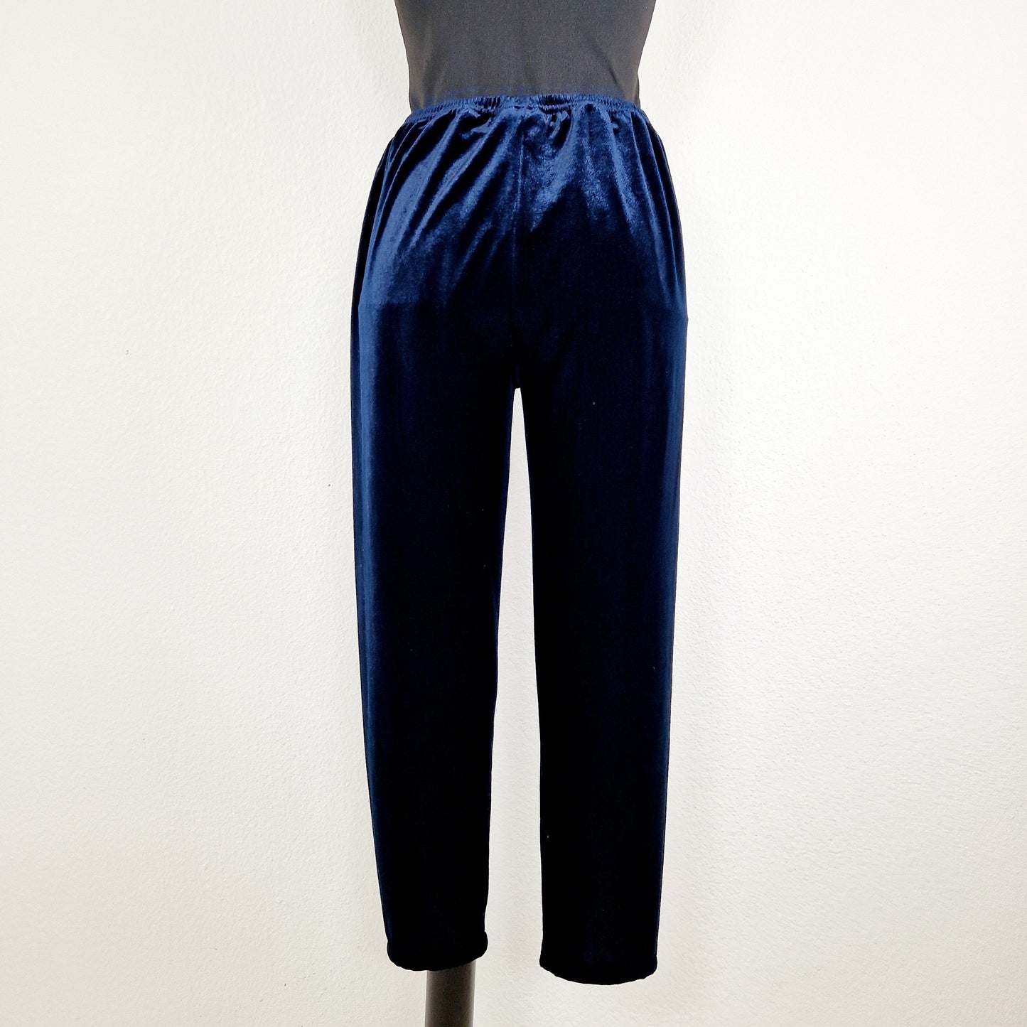 Einzigartige und nachhaltige VIntage Hose in blau und Samt. Unique and sustainable vintage pants in blue and velvet. Back.