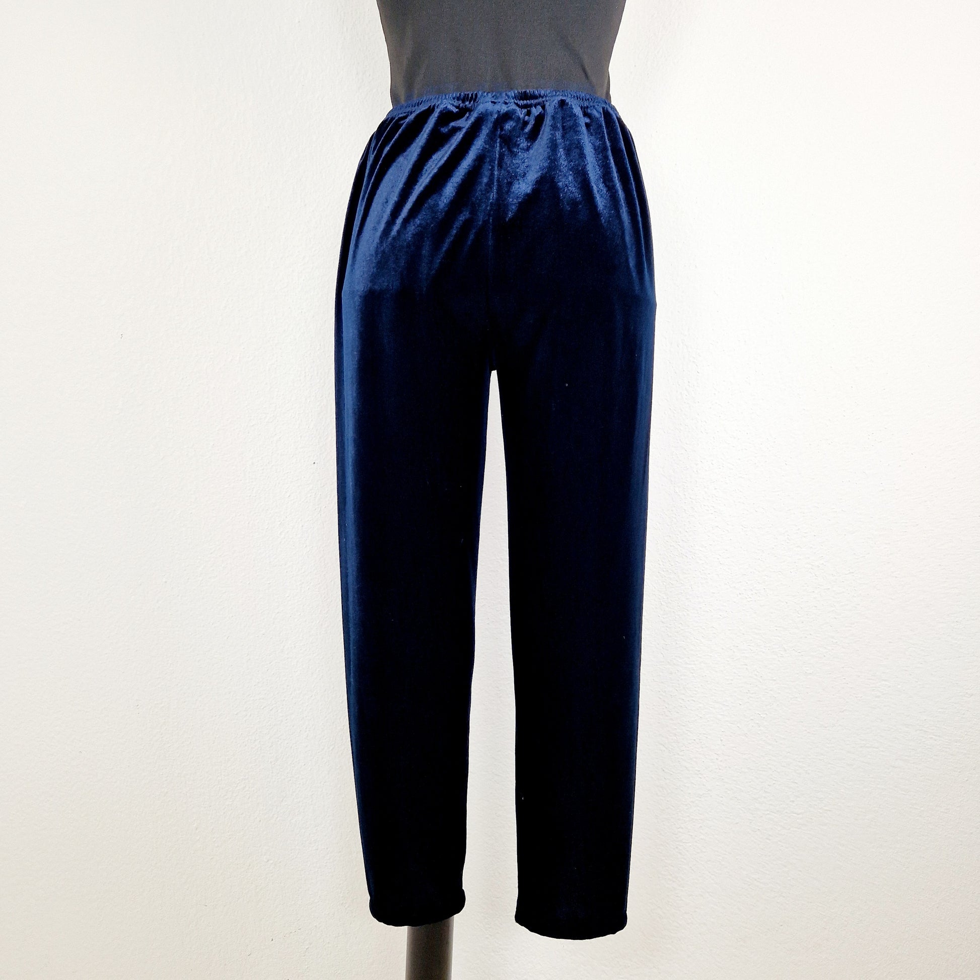 Einzigartige und nachhaltige VIntage Hose in blau und Samt. Unique and sustainable vintage pants in blue and velvet. Back.