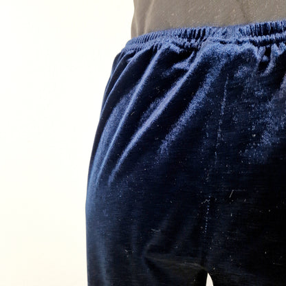 Einzigartige und nachhaltige VIntage Hose in blau und Samt. Unique and sustainable vintage pants in blue and velvet. Close-up.
