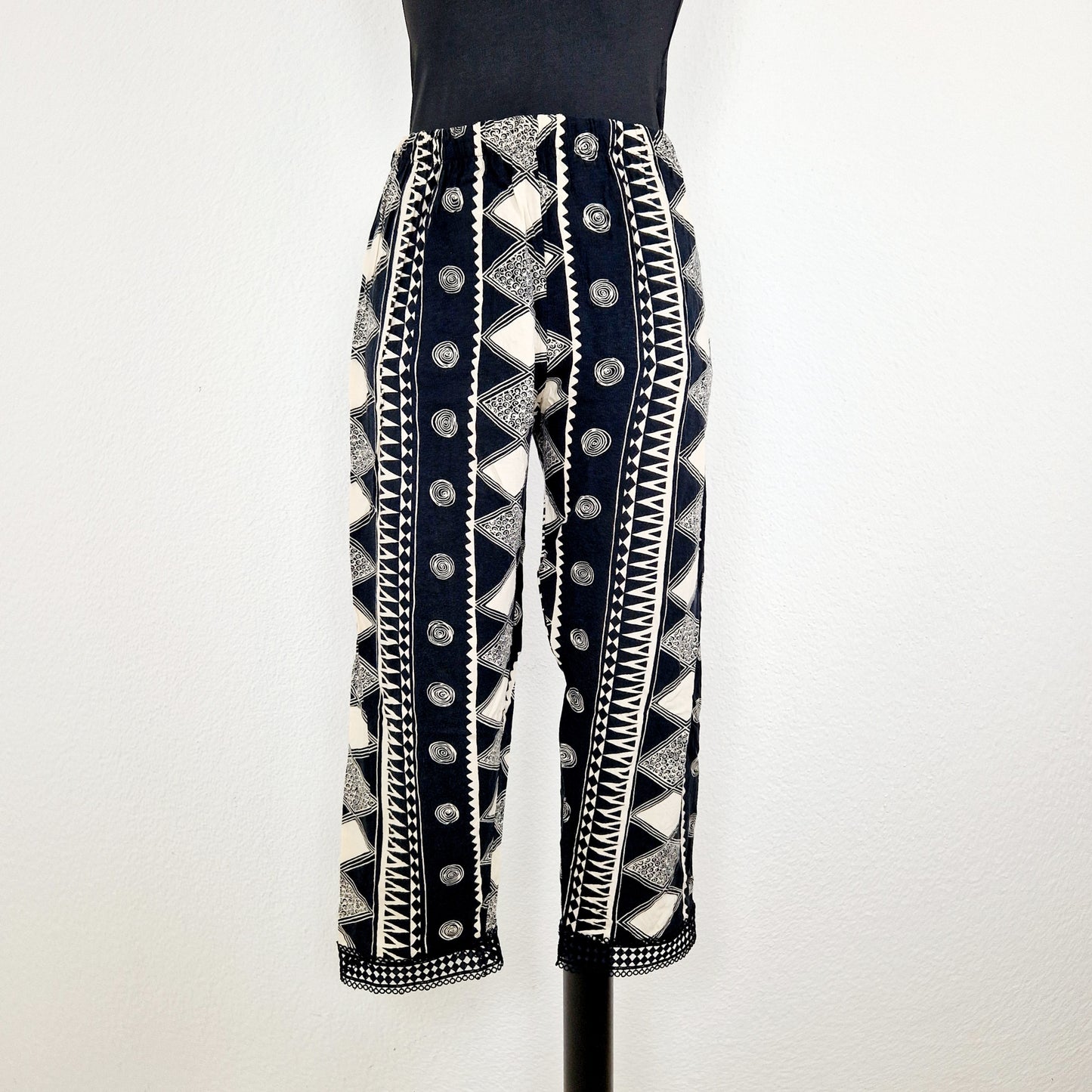 Einzigartige und nachhaltige Vintage Hose in schwarz-eierschale, geometrisich. Unique and sustainable vintage pants in black and off-white with geometric pattern. Front.