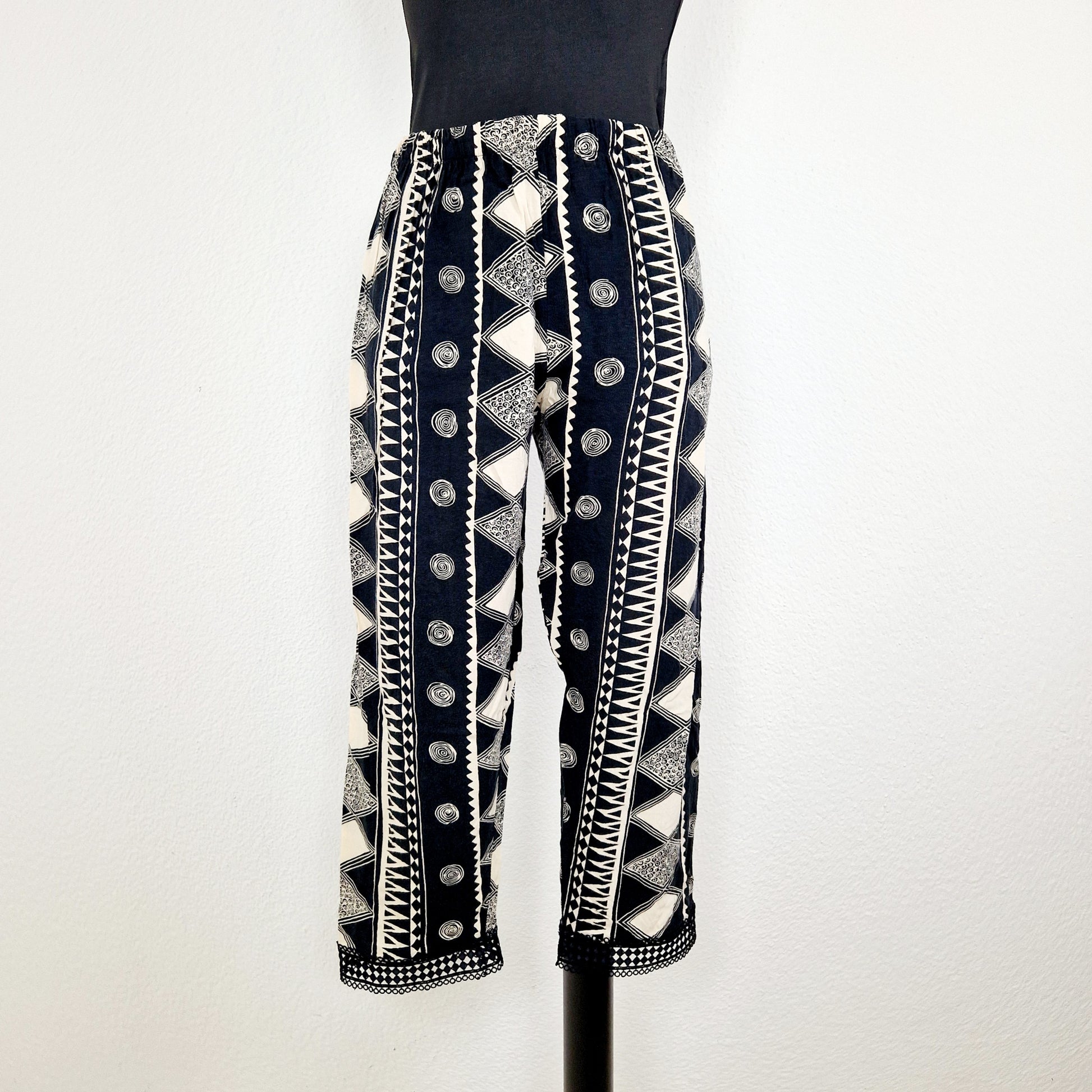 Einzigartige und nachhaltige Vintage Hose in schwarz-eierschale, geometrisich. Unique and sustainable vintage pants in black and off-white with geometric pattern. Front.
