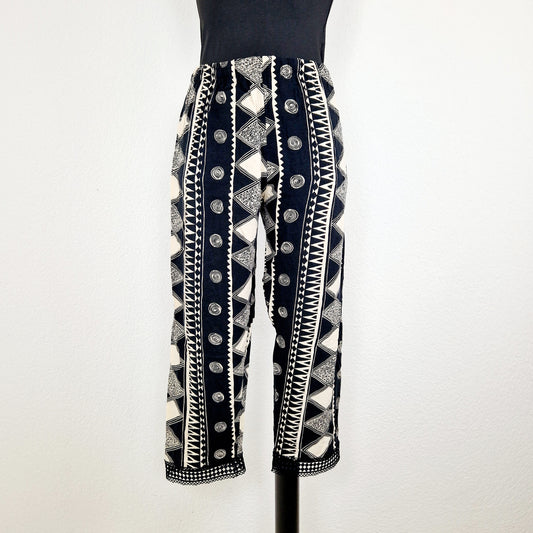 Einzigartige und nachhaltige Vintage Hose in schwarz-eierschale, geometrisich. Unique and sustainable vintage pants in black and off-white with geometric pattern. Front.