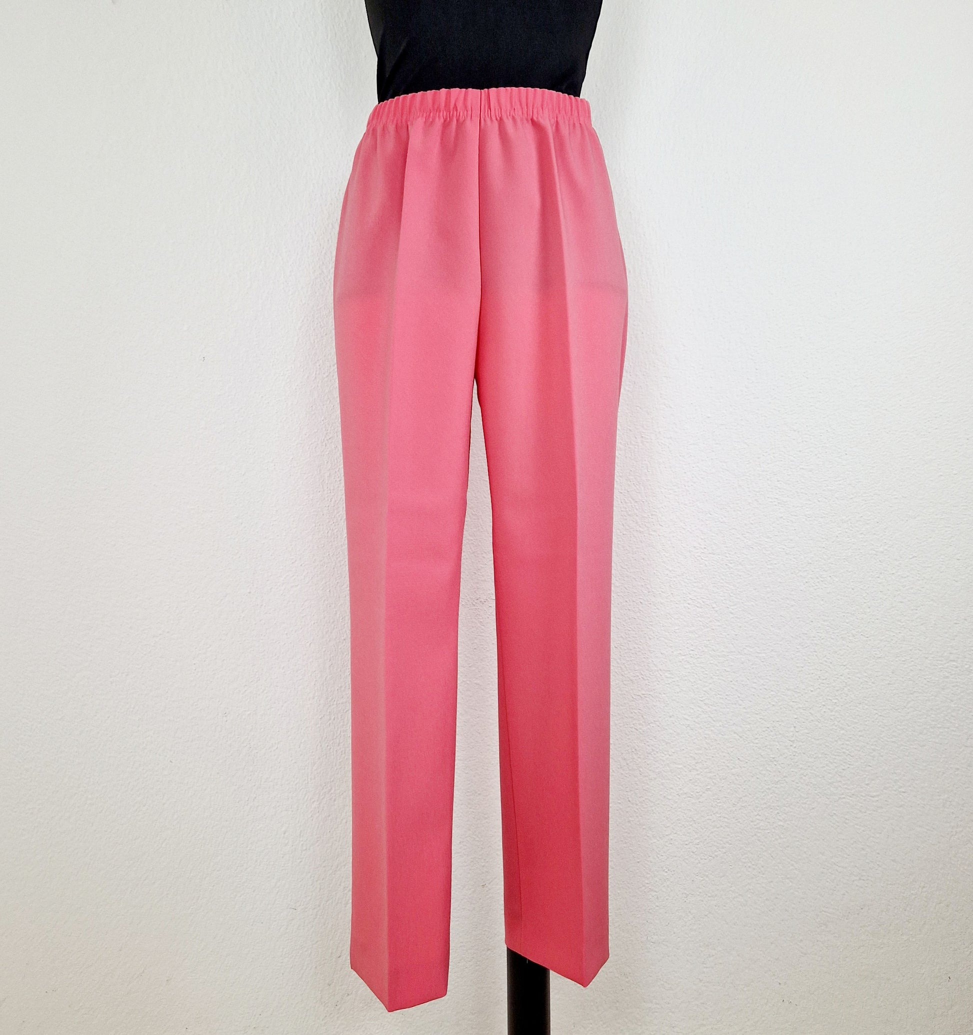 Einzigartige und nachhaltige Vintage Hose in erdbeer. Unique and sustainable vintage trousers in strawberry. Front.