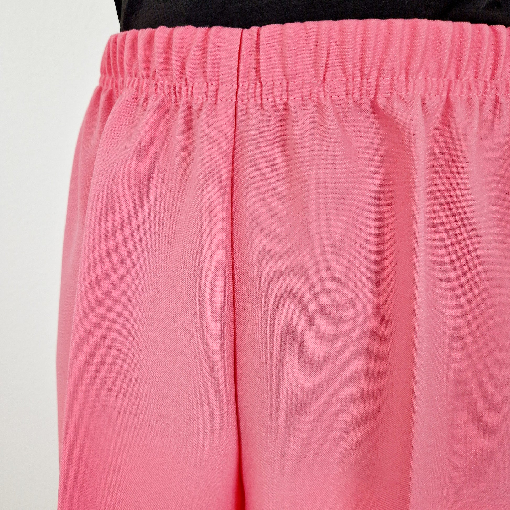 Einzigartige und nachhaltige Vintage Hose in erdbeer. Unique and sustainable vintage trousers in strawberry. Close-up.
