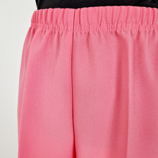 Einzigartige und nachhaltige Vintage Hose in erdbeer. Unique and sustainable vintage trousers in strawberry. Close-up.