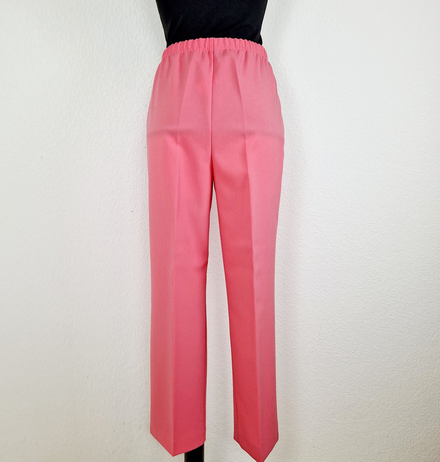 Einzigartige und nachhaltige Vintage Hose in erdbeer. Unique and sustainable vintage trousers in strawberry. Back.