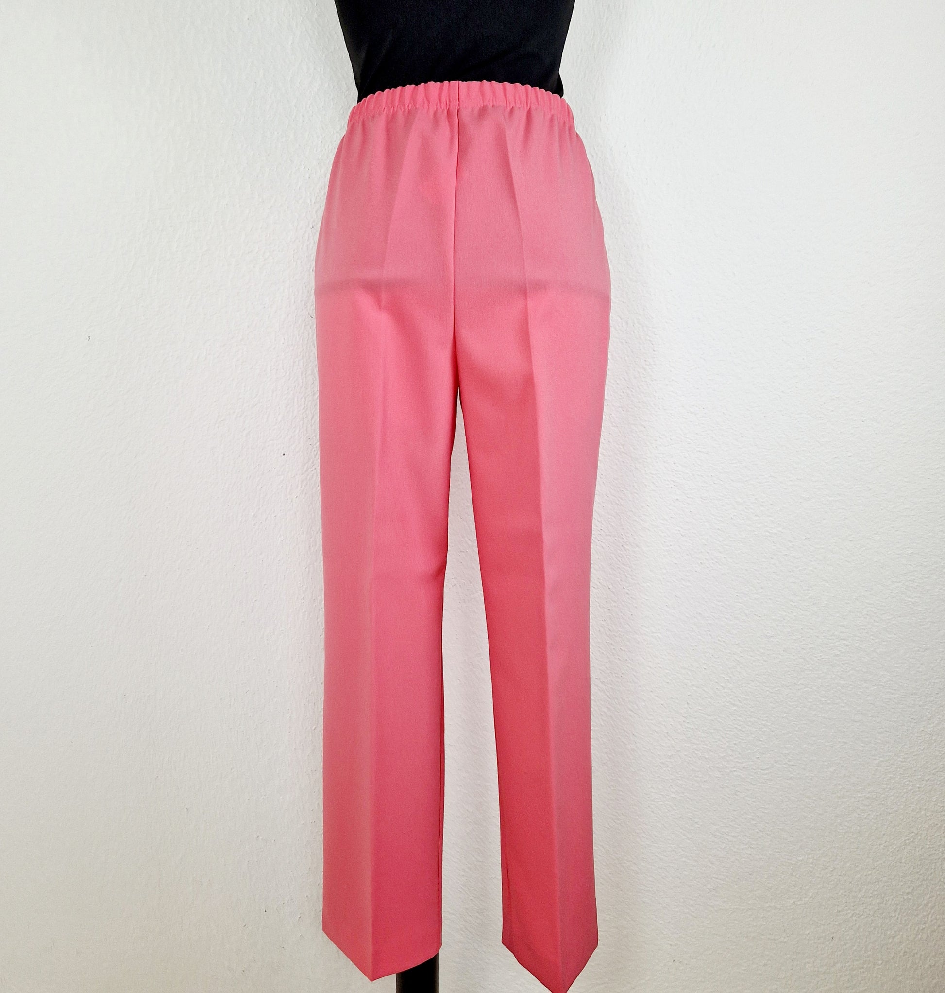 Einzigartige und nachhaltige Vintage Hose in erdbeer. Unique and sustainable vintage trousers in strawberry. Back.