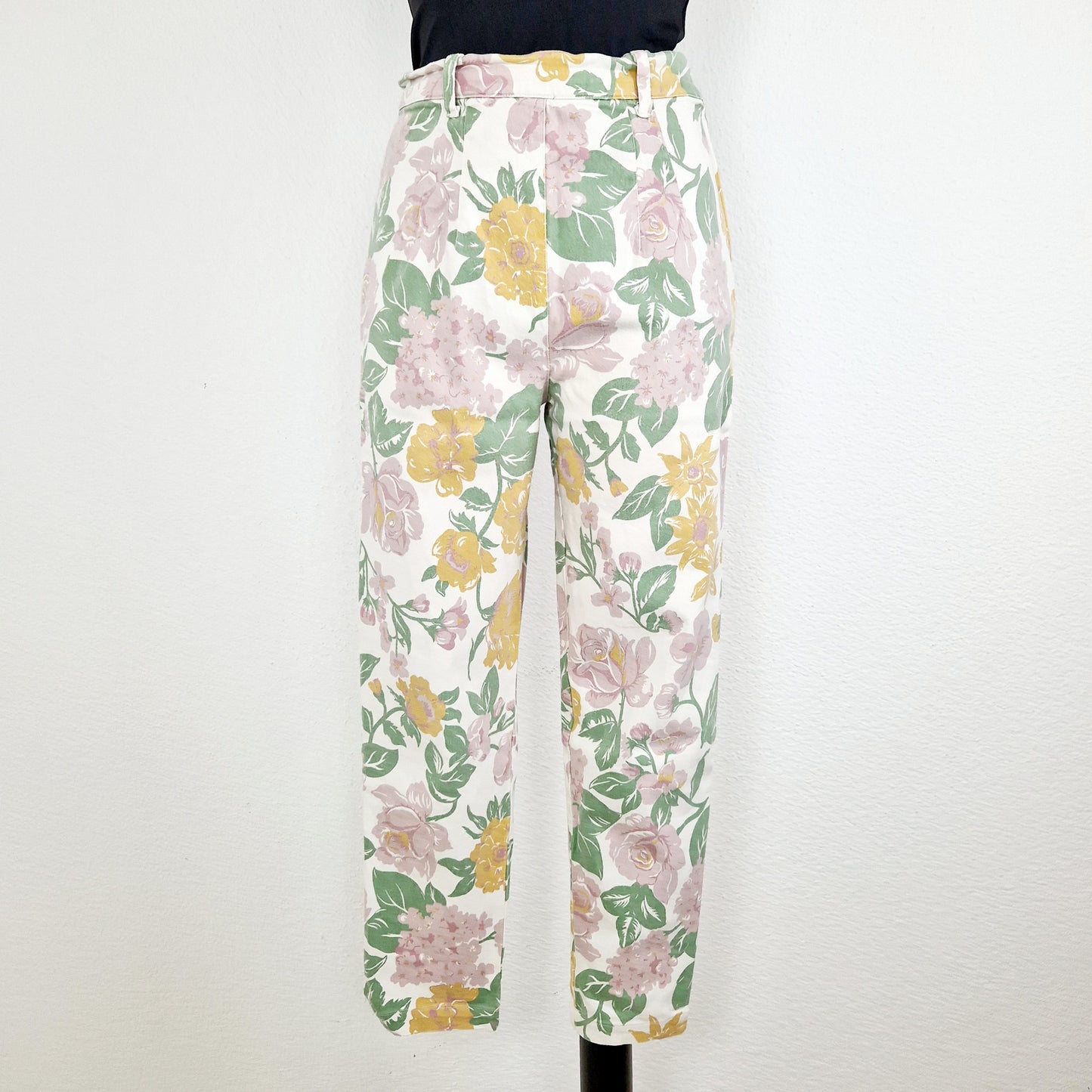 Einzigartige und nachhaltige Vintage Hose mit Blumen. Unique and sustainable vintage trousers with flowers. Front.