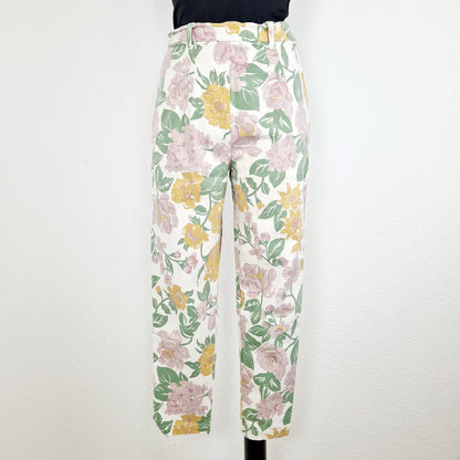 Einzigartige und nachhaltige Vintage Hose mit Blumen. Unique and sustainable vintage trousers with flowers. Front.