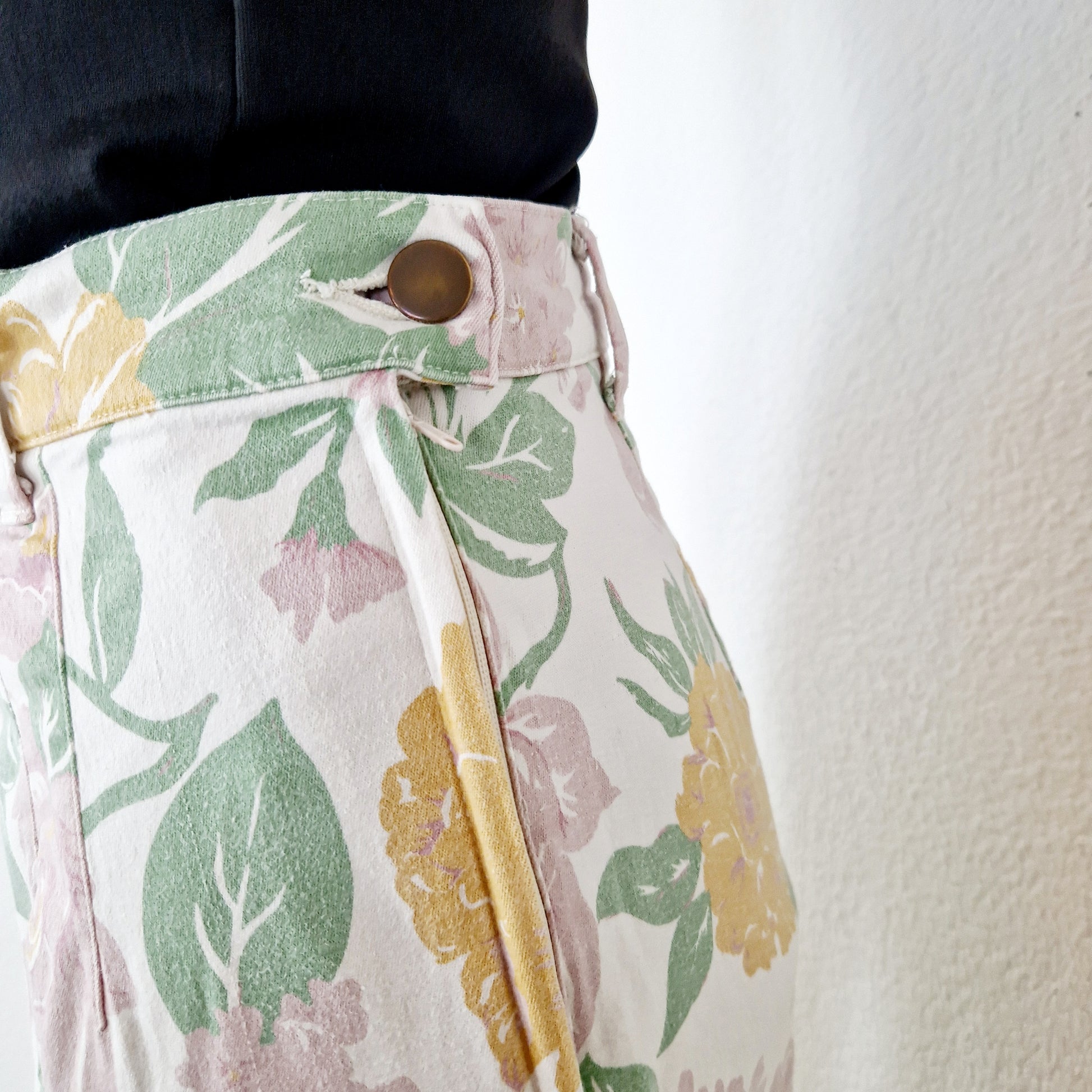 Einzigartige und nachhaltige Vintage Hose mit Blumen. Unique and sustainable vintage trousers with flowers. Close-up.