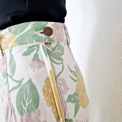 Einzigartige und nachhaltige Vintage Hose mit Blumen. Unique and sustainable vintage trousers with flowers. Close-up.