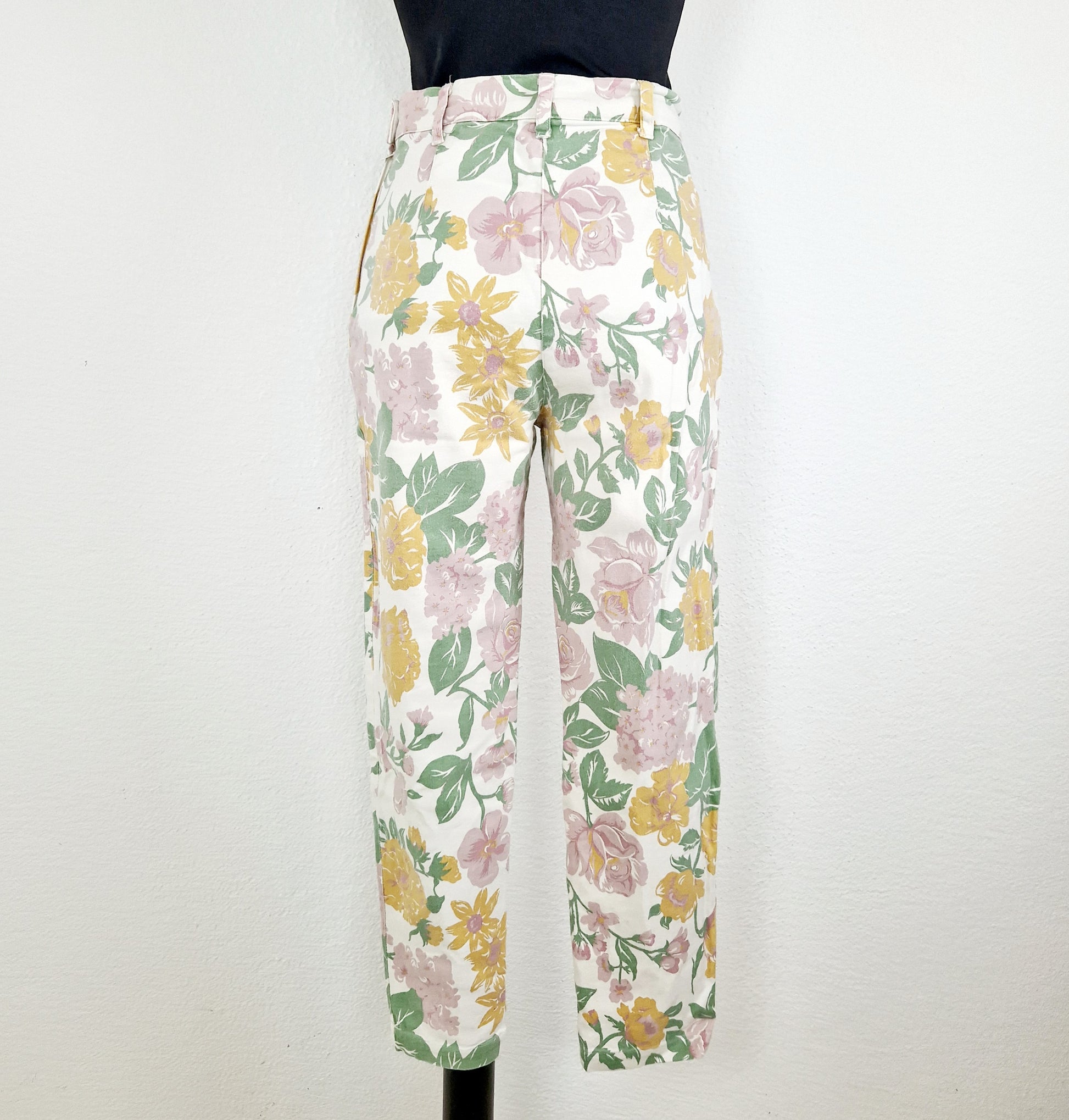 Einzigartige und nachhaltige Vintage Hose mit Blumen. Unique and sustainable vintage trousers with flowers. Back.