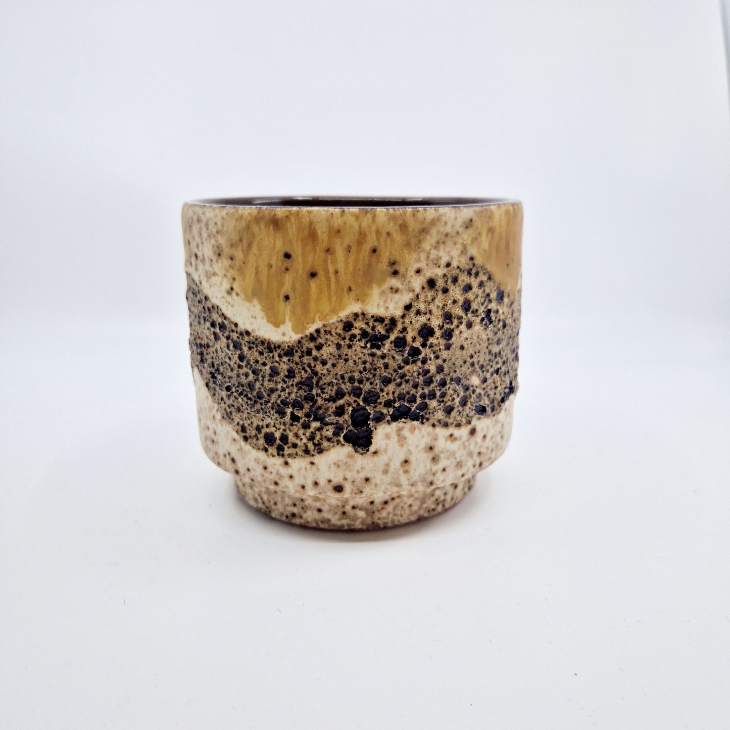 Einzigartiger und nachhaltiger Vintage Blumentopf in braun-beige. Unique and sustainable vintage flower pot in brown-beige. Front.