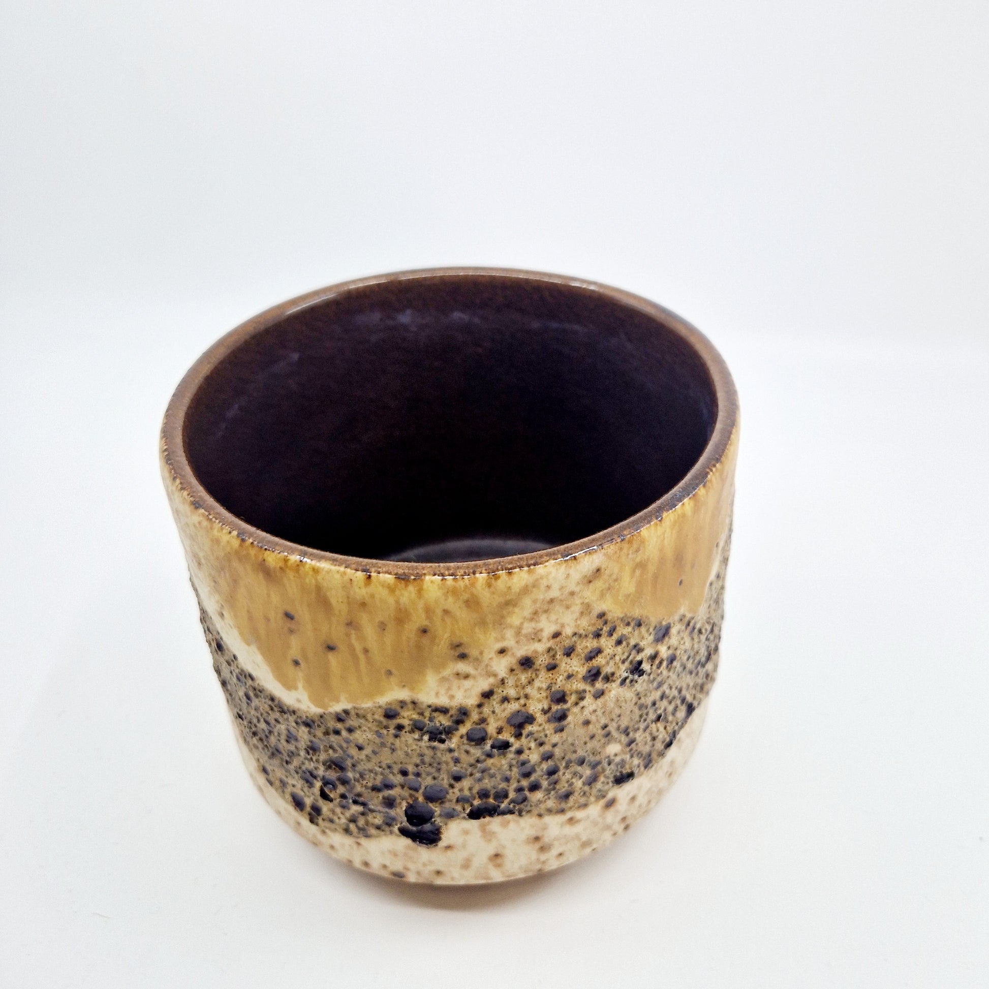 Einzigartiger und nachhaltiger Vintage Blumentopf in braun-beige. Unique and sustainable vintage flower pot in brown-beige. Side.