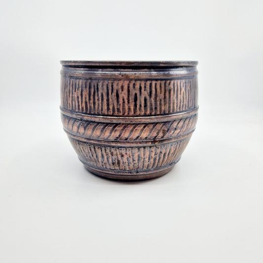 Einzigartiger und nachhaltiger Vintage Blumentopf in Kupfer. Unique and sustainable vintage flower pot in copper. Front.